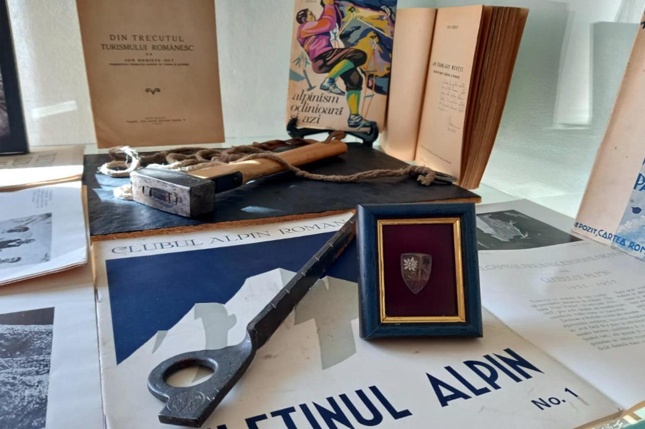 Galeria Turismului Montan Hostal Cîrţişoara Exterior foto
